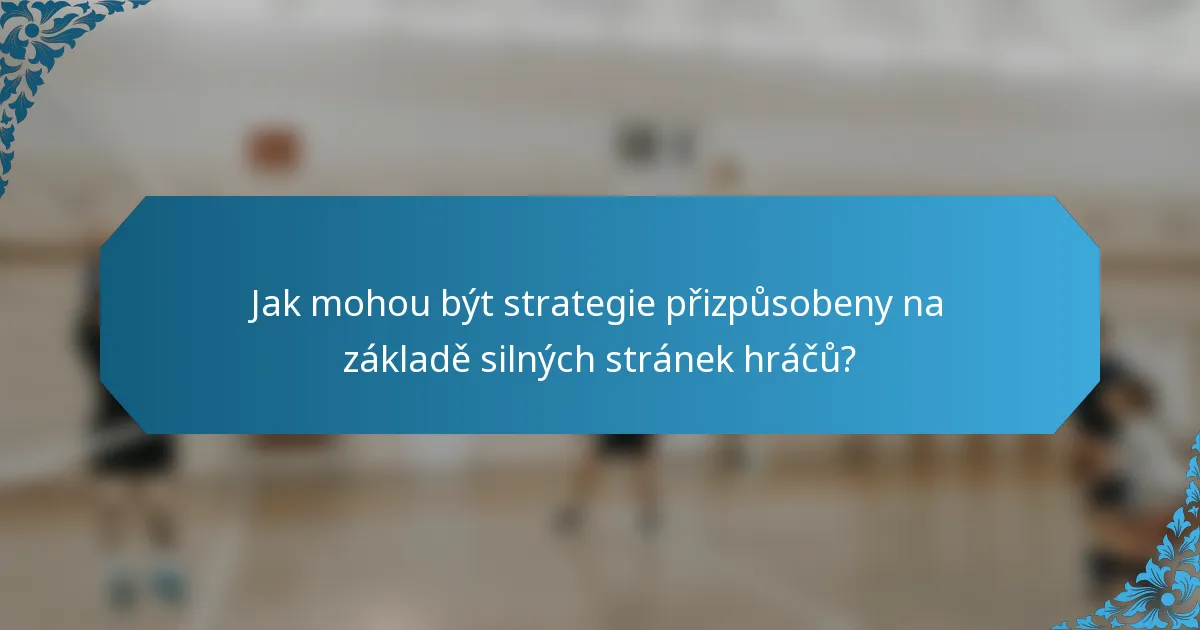 Jak mohou být strategie přizpůsobeny na základě silných stránek hráčů?